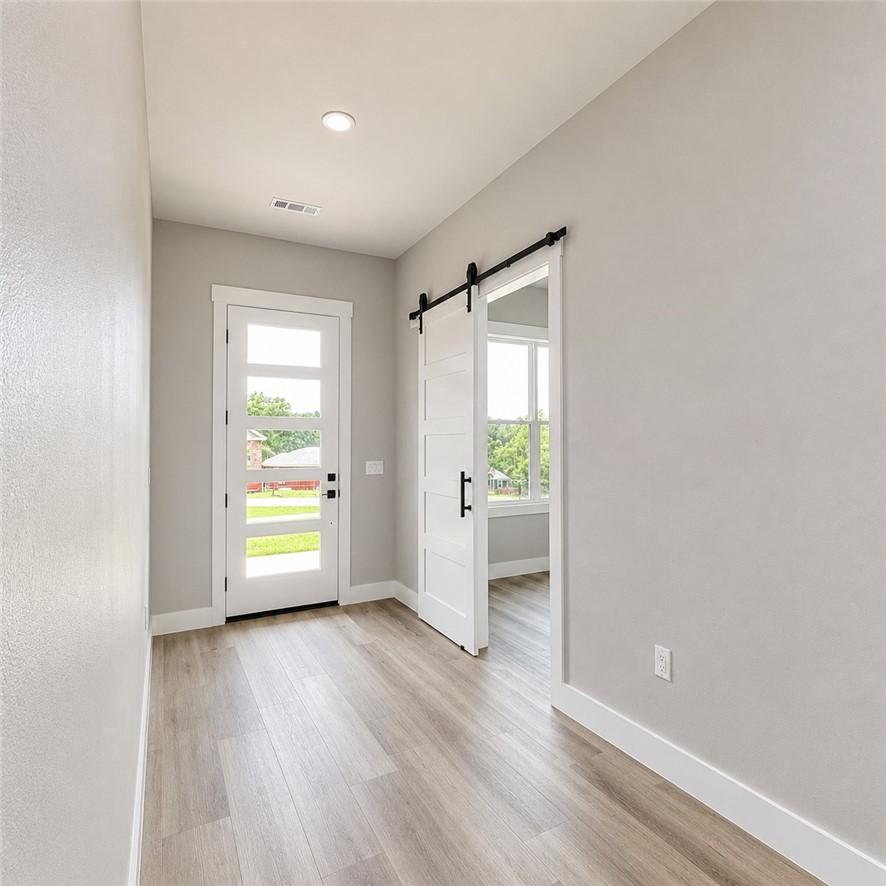 Image 4: Interior entry
