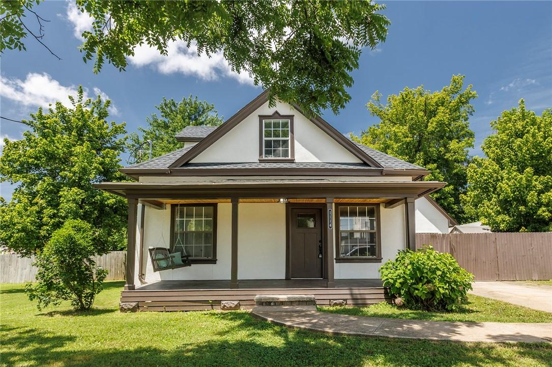 Image 2: Stucco Exterior, Porch Swing + Ring Doorbell Conve