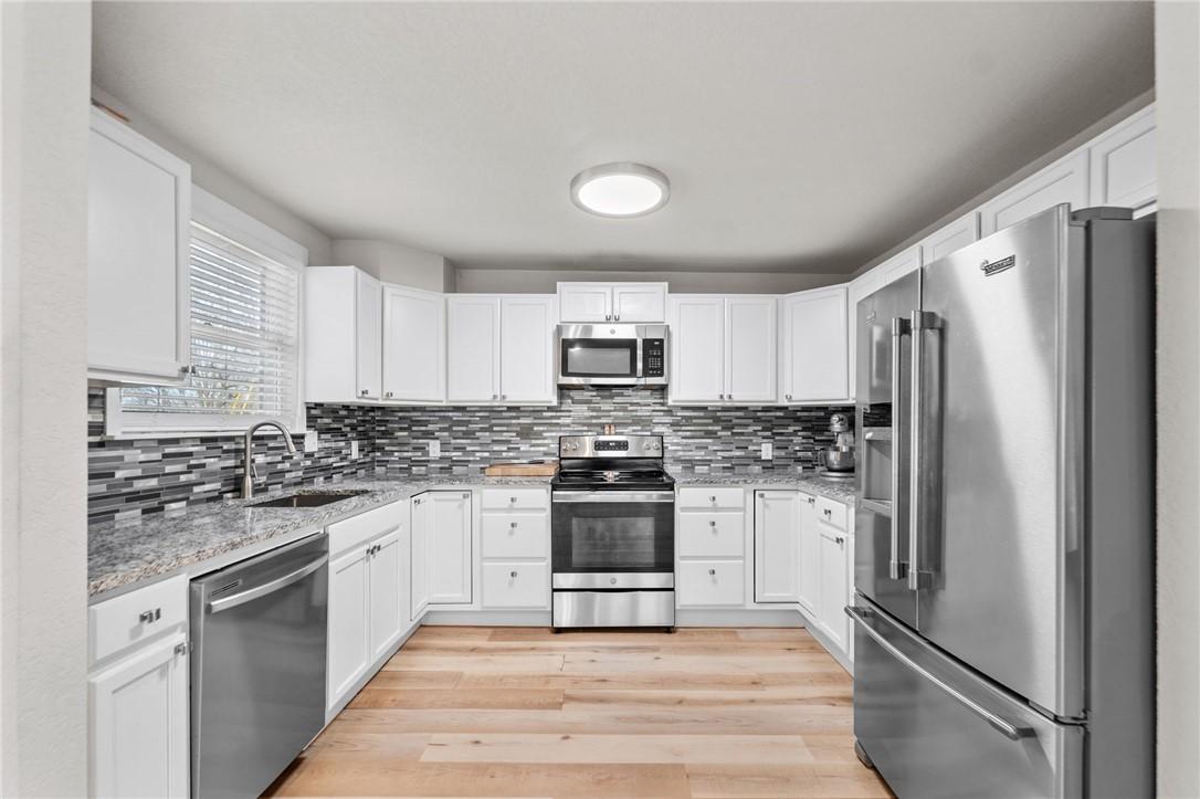 Image 2: Kitchen with appliances with stainless steel finis