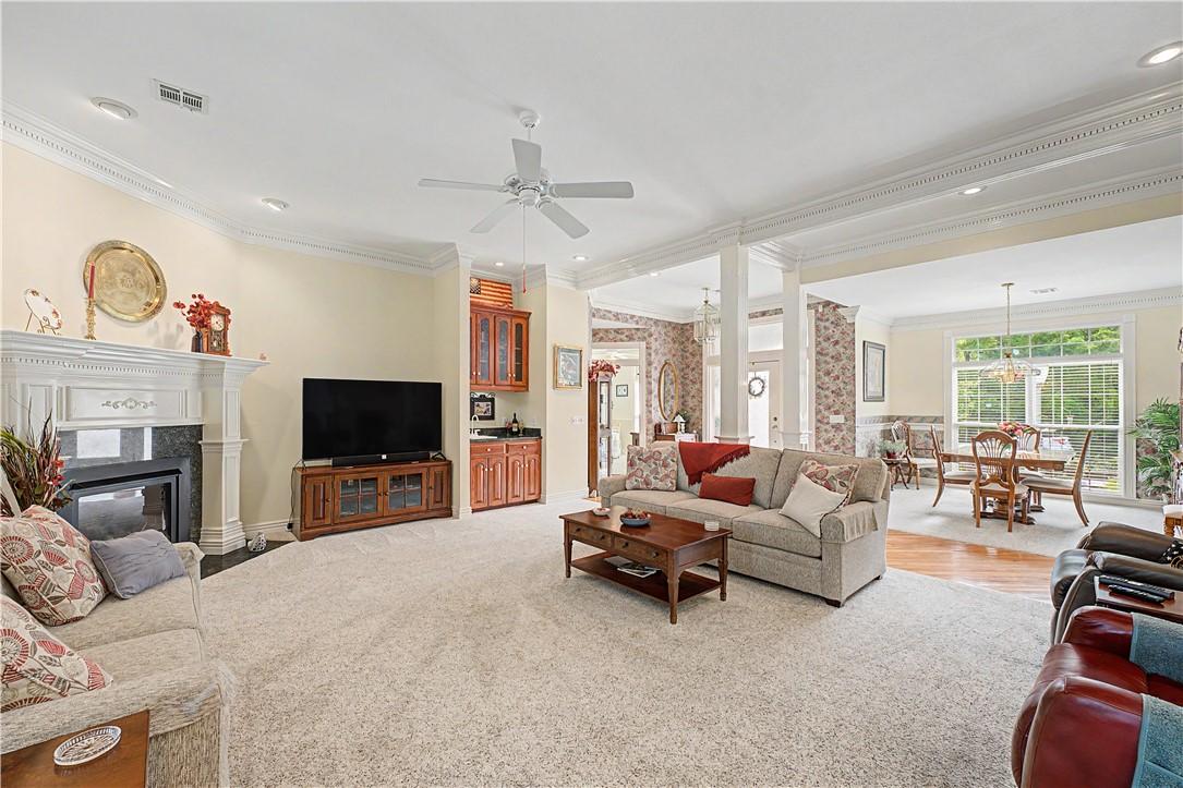 Image 2: Wonderful Living Room with high ceilings and gas l