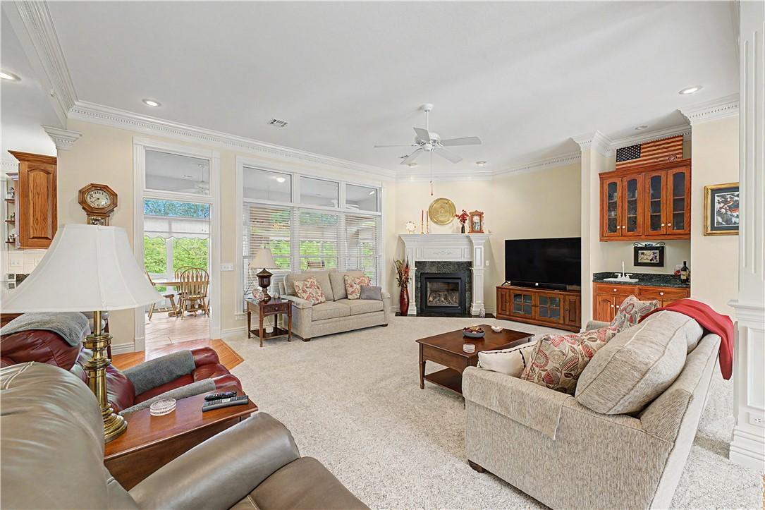 Image 4: Lots of space to entertain.
