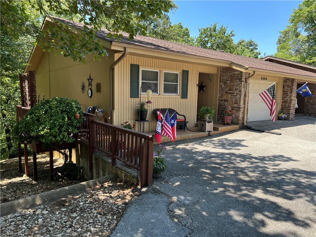 Image 1: Welcome home! Low maintenance exterior, newer arch