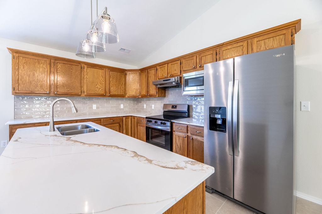 Image 1: Quartz countertops with kitchen island