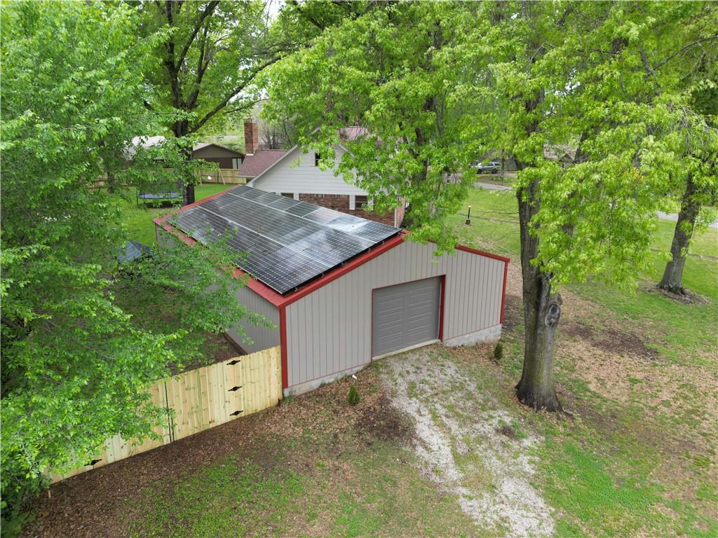 Image 4: The property features a detached building with sol