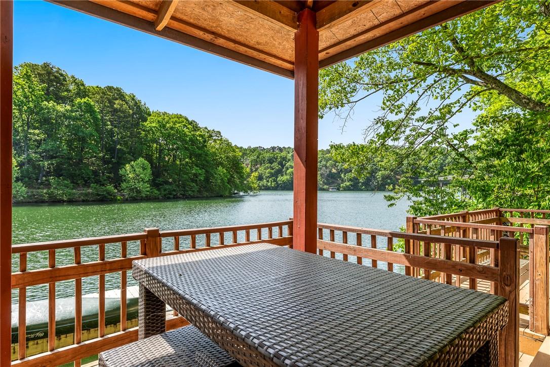 Image 4: Lakeside cabana with electricity.