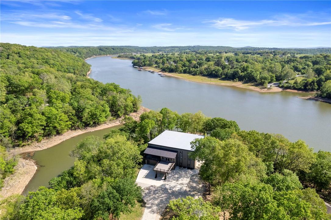 Image 1: Privacy at the lakefront