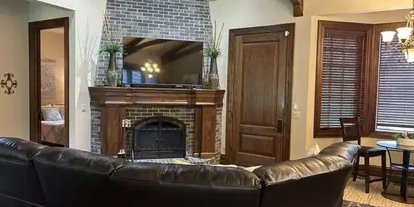 Image 4: Vaulted ceiling with exposed wood beams