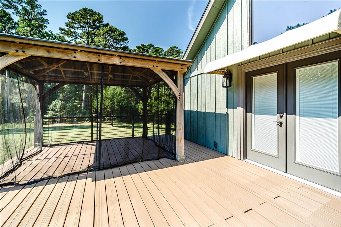 Image 4: Mosquito free outdoor dining!