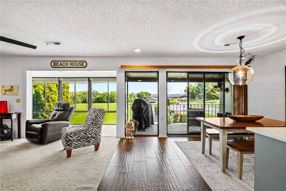 Image 2: Living and dining area