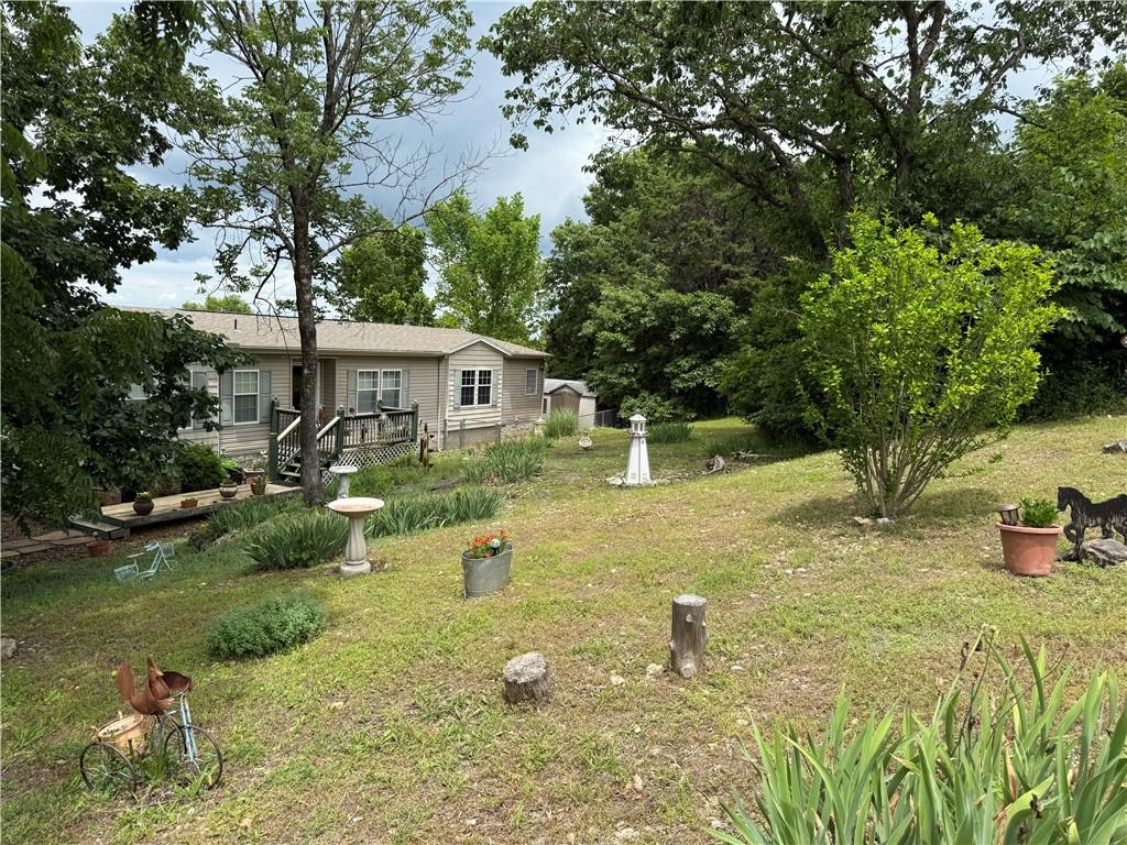 Image 2: Easily managed yard!