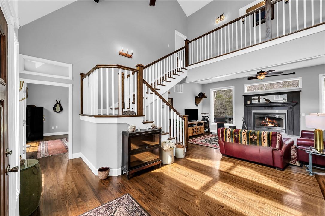 Image 2: Entryway & Living area boasts soaring 29 ft ceilin