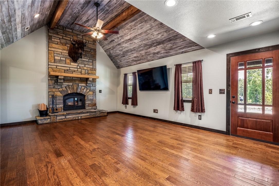 Image 3: Vaulted ceiling with wood-finish panels and expose