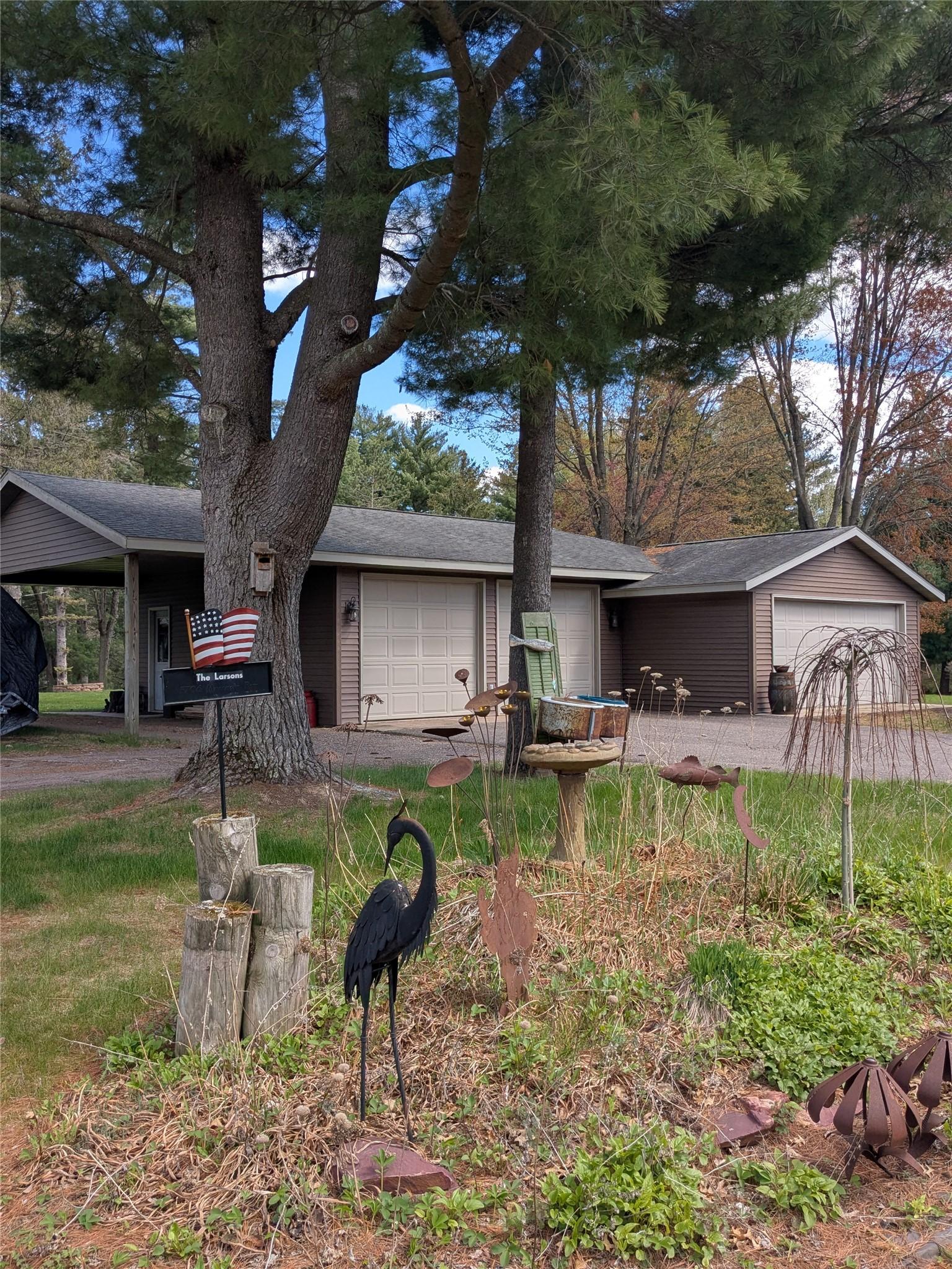 Image 2: 4-car garage with additional open carport