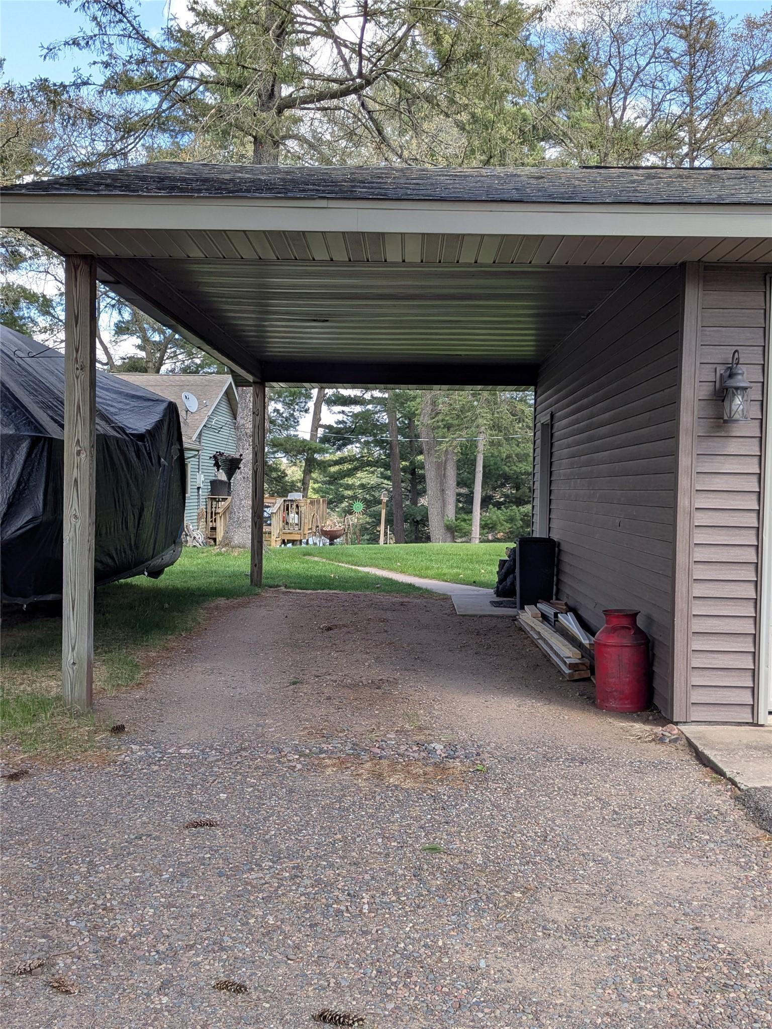 Image 3: Carport
