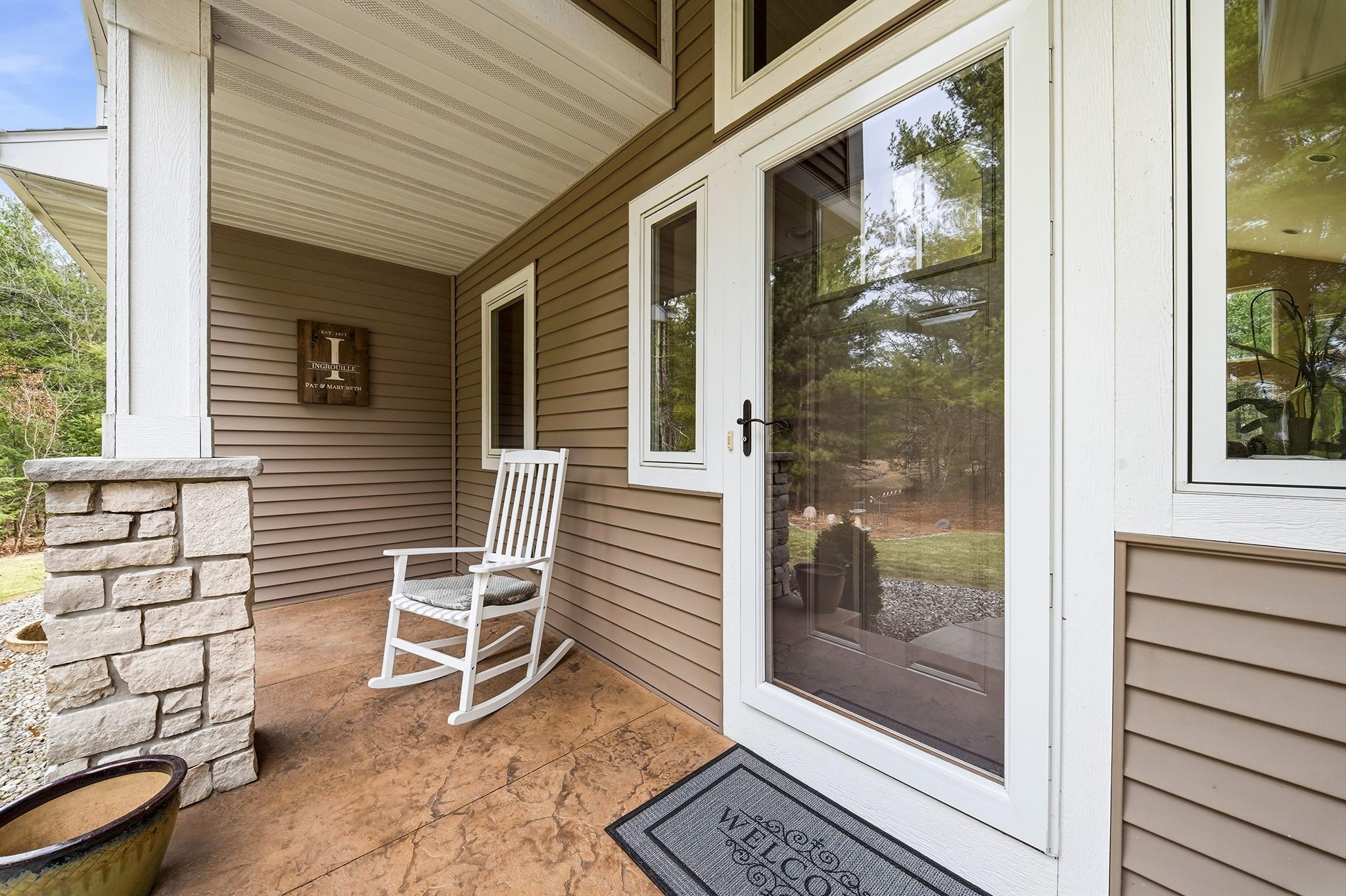 Image 4: Front porch for lots of enjoyment