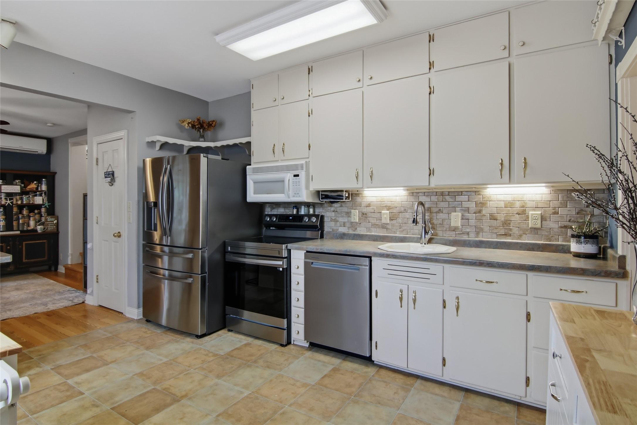 Image 3: Kitchen