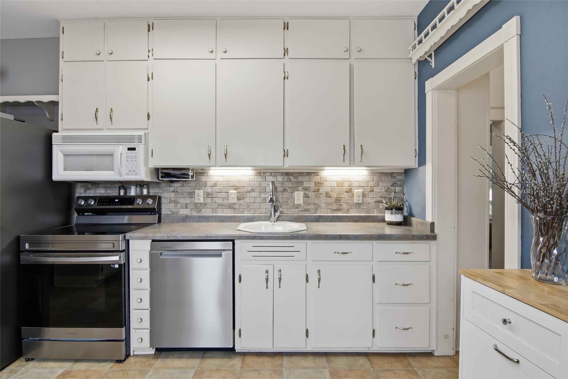 Image 4: Kitchen