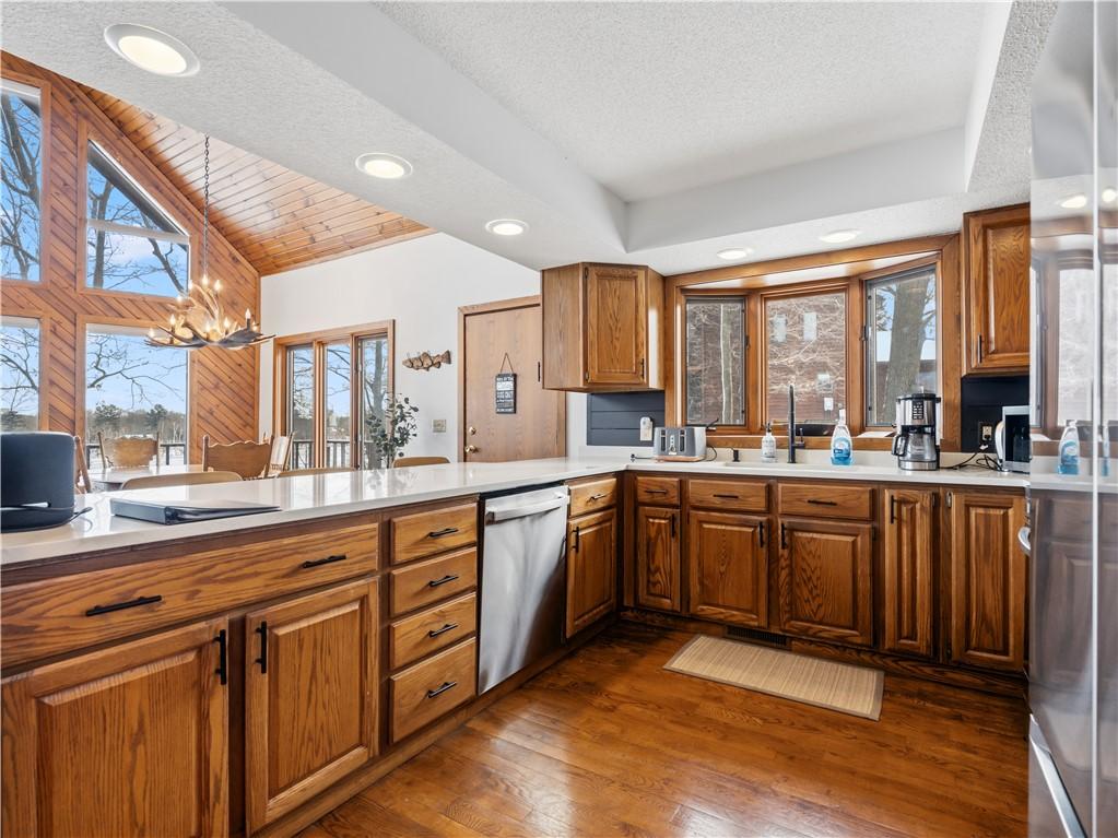 Image 4: Kitchen with hardwood flooring