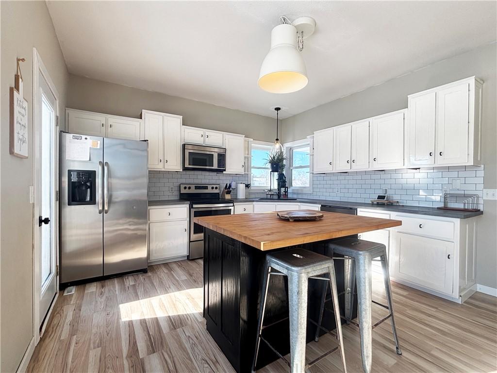 Image 4: Beautiful Kitchen with new cabinetry, and countert