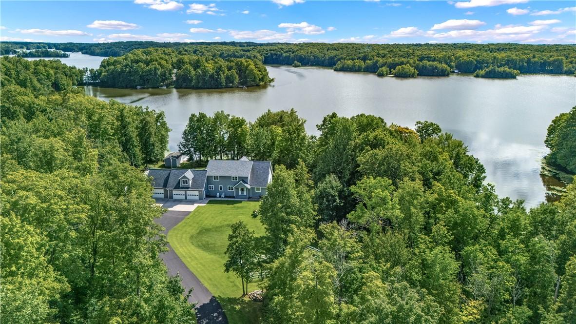 Image 4: Set on 3.2 acres with mature trees