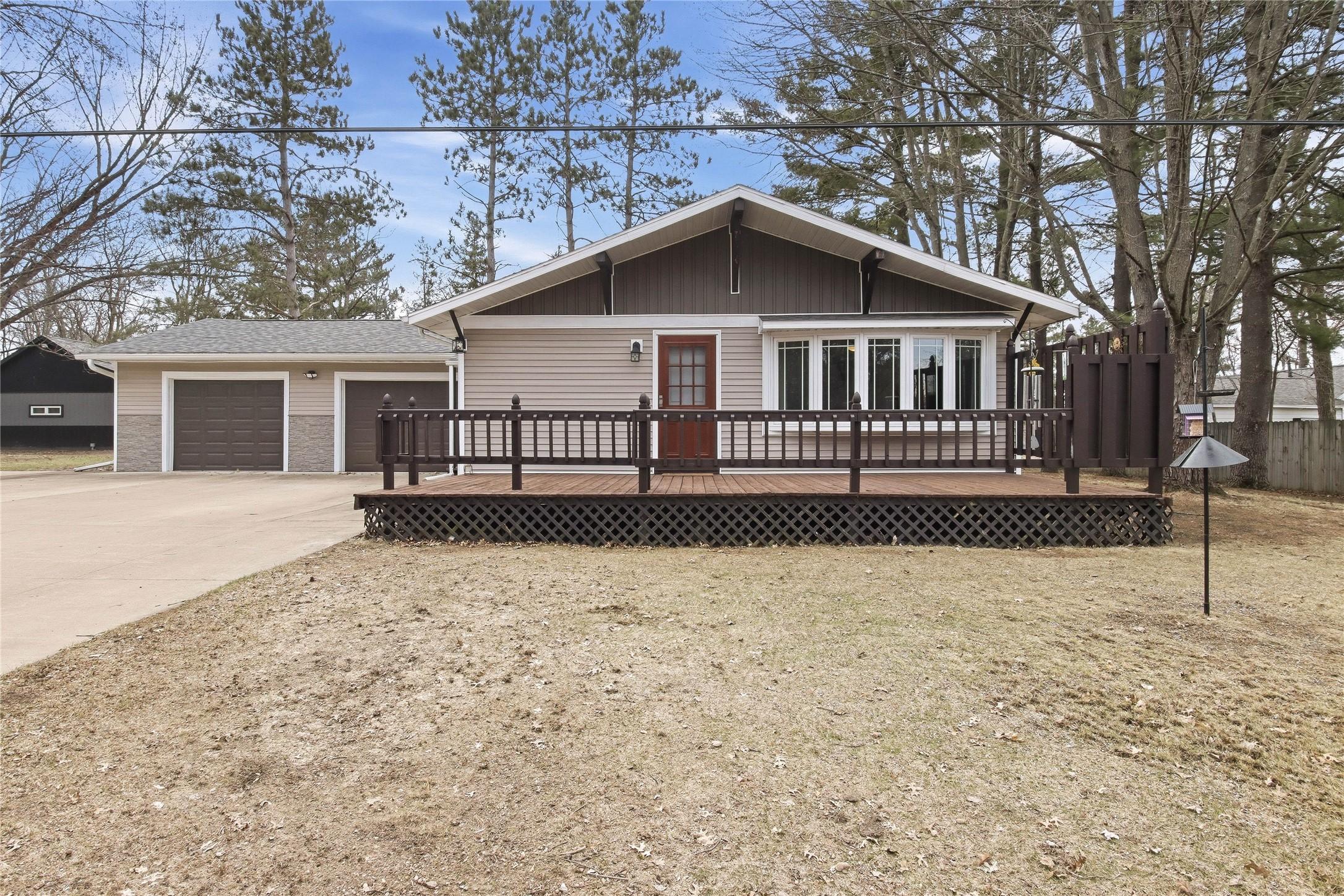 Image 1: Great curb appeal and nice deck