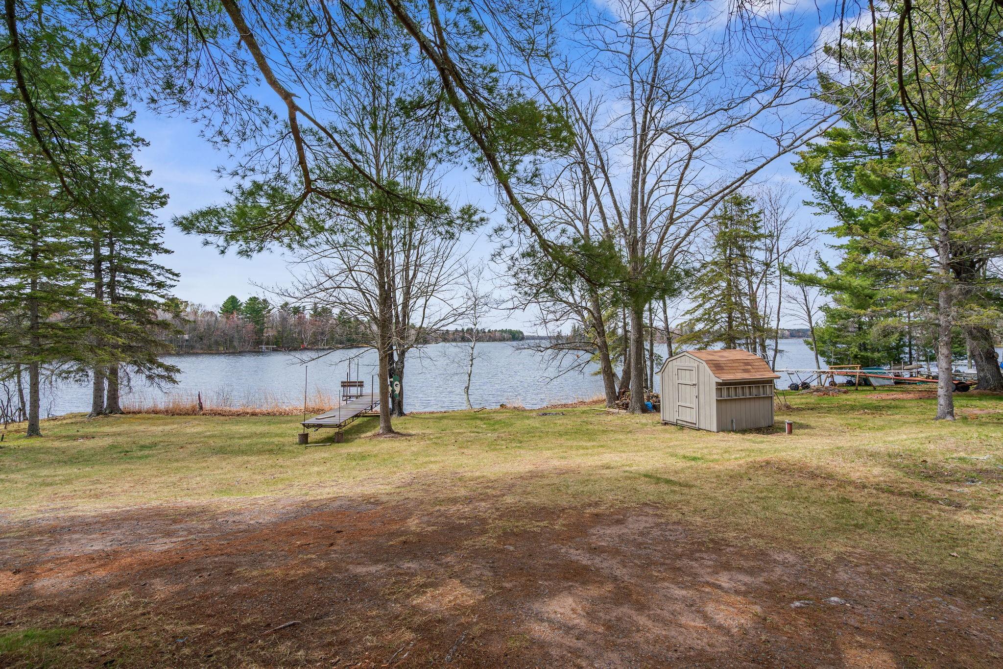 Image 2: 100 ft of lakefront with low elevation to the wate