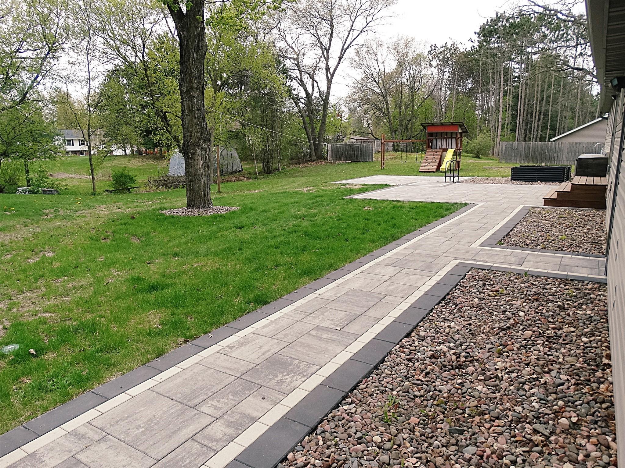 Image 4: beautiful custom built paver patio