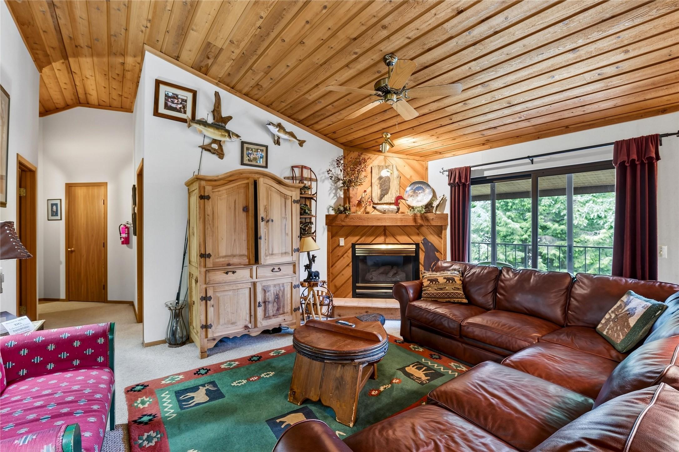 Image 3: Living Room