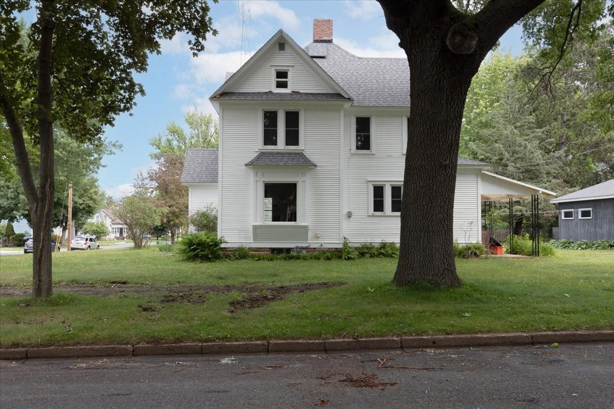Image 3: Home located on a large corner lot