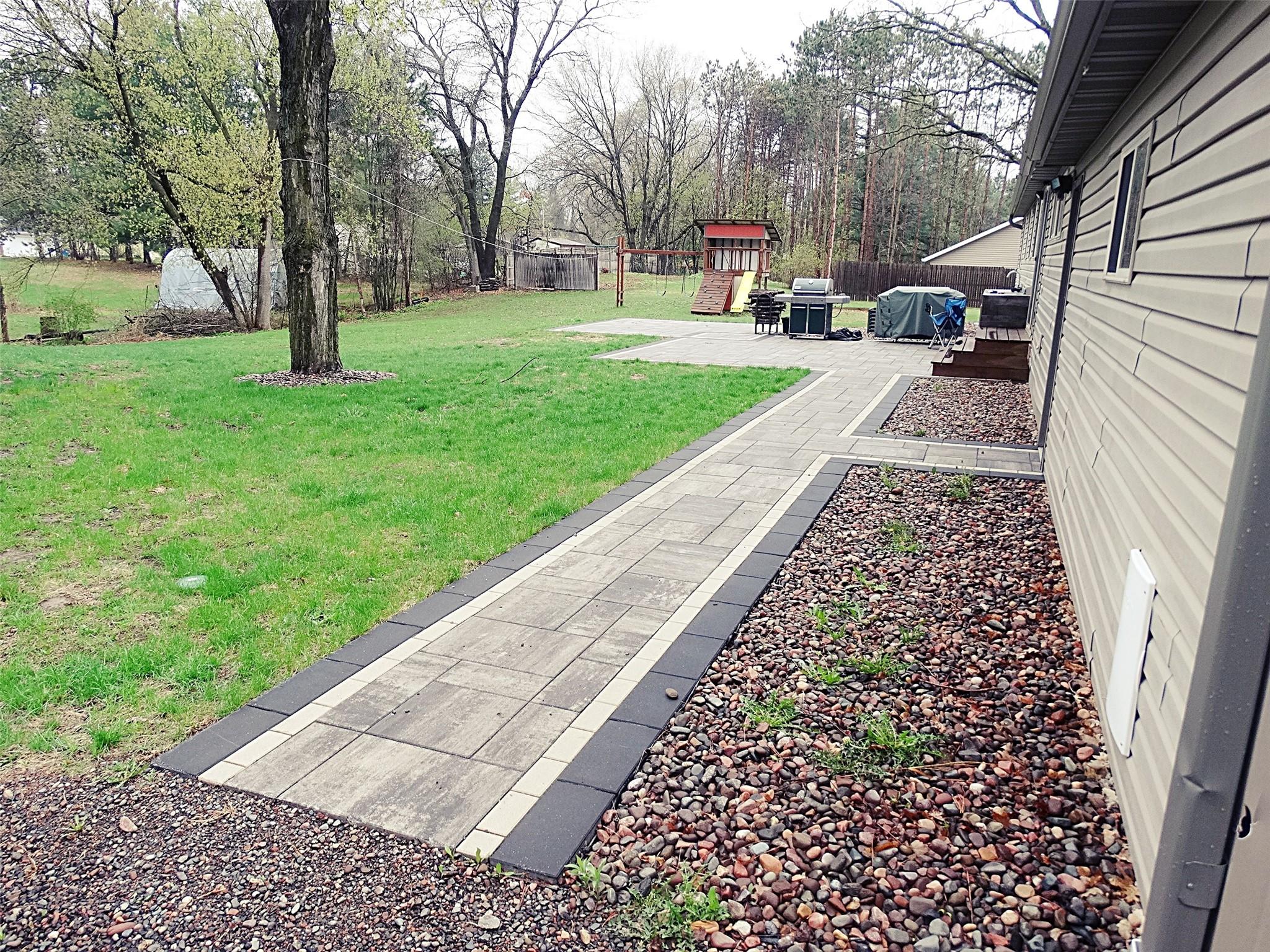 Image 3: beautiful custom built paver patio