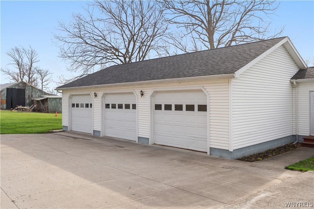 Image 3: Attached Garage