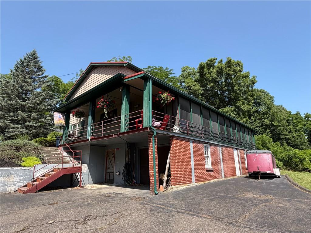 Image 2: Front of House & Lower Drive