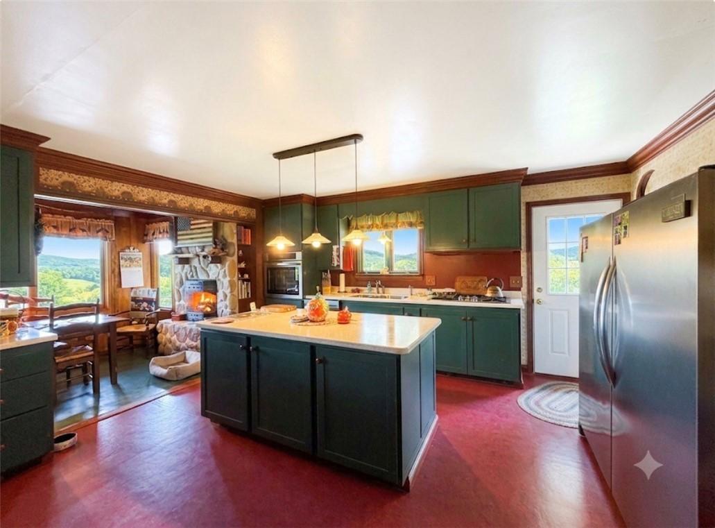 Image 4: Kitchen