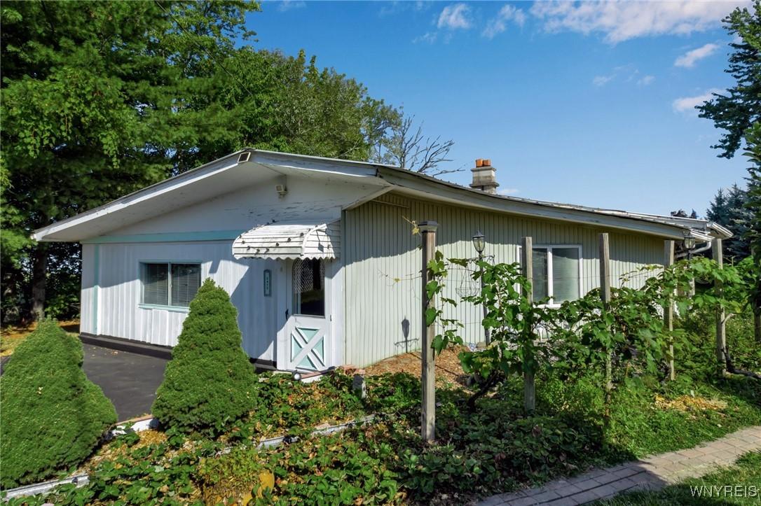 Image 2: Enjoy Lake front living and county farming