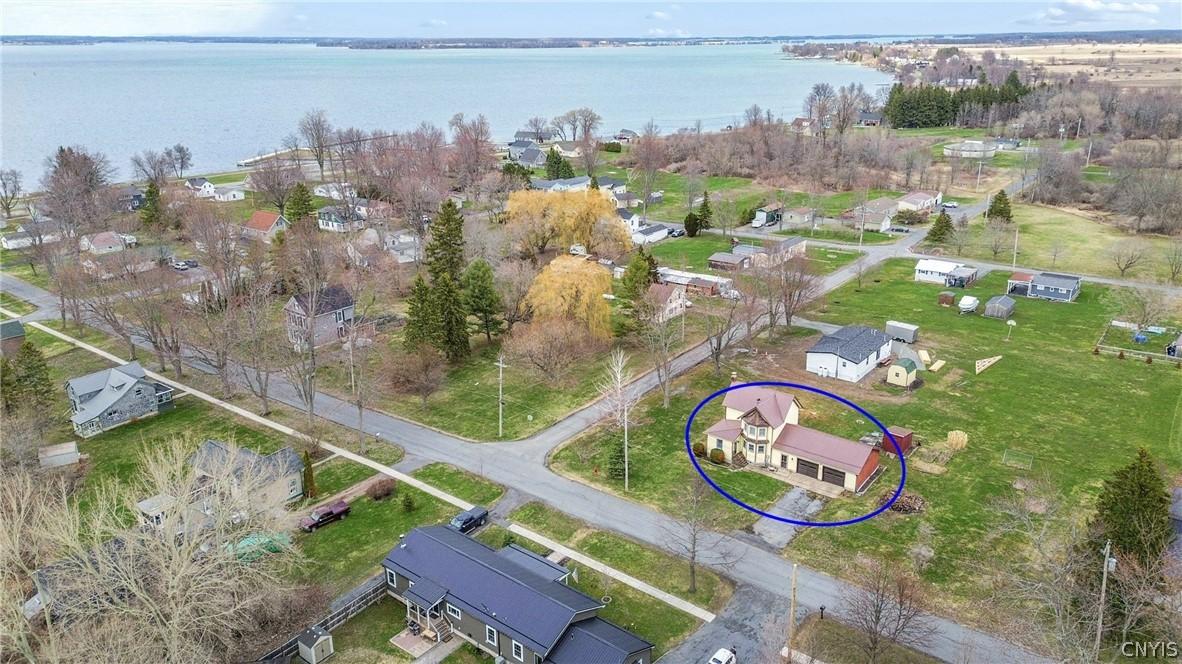 Image 2: 2 Blocks to the St.Lawrence River