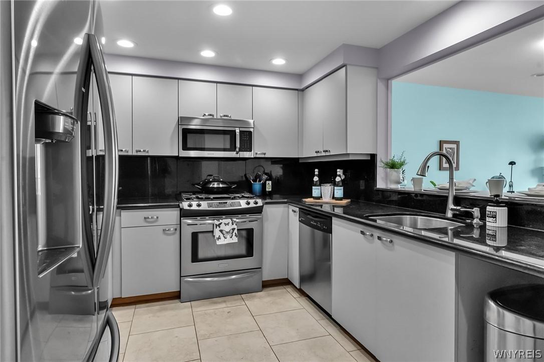 Image 4: Kitchen