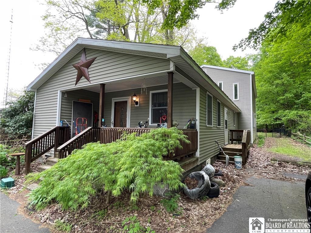 Image 3: Charming home set back away from the road.
