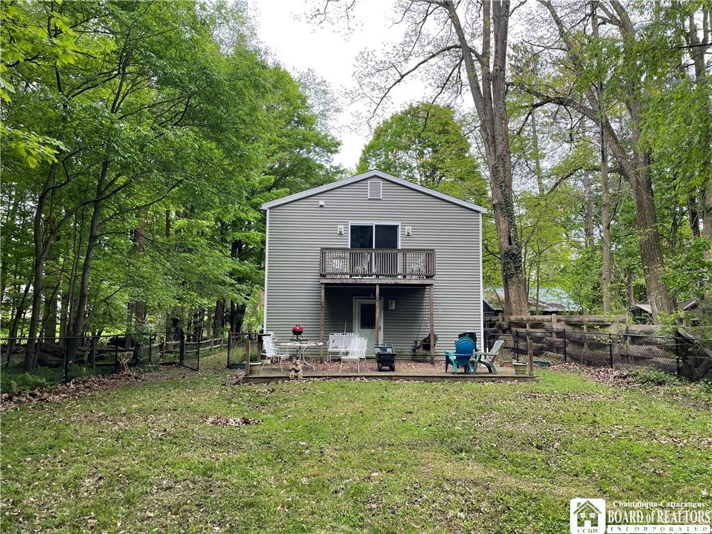 Image 4: Fully fenced in back yard, balcony off primary bed