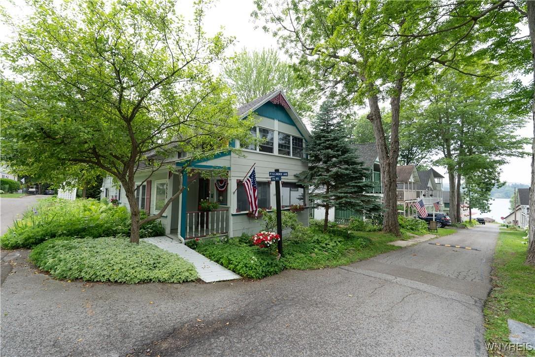 Image 4: Corner Lot - short distance to water