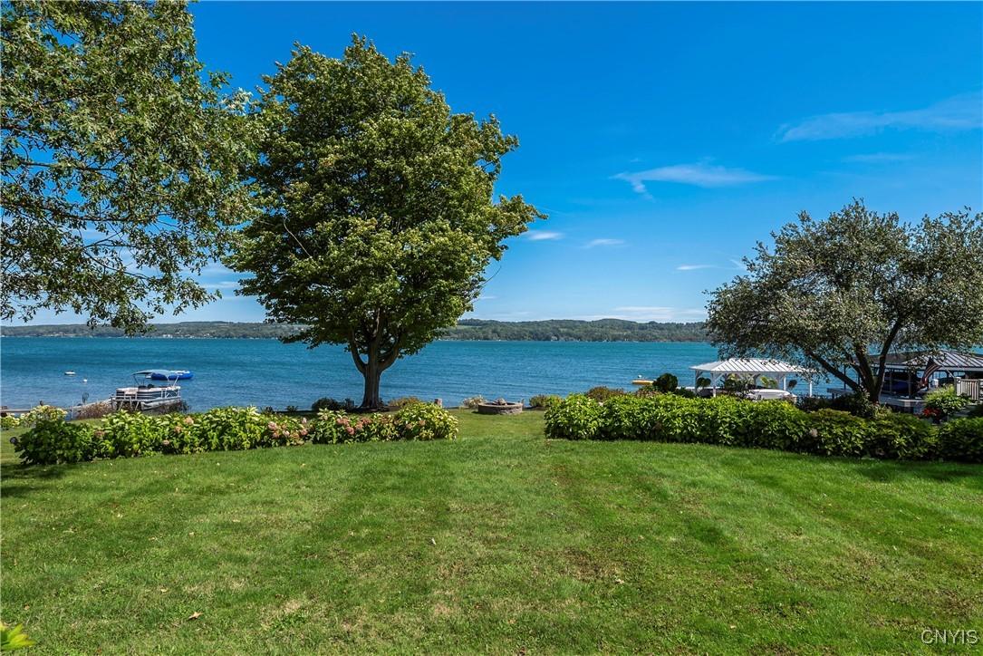 Image 3: Lage expansive lakefront backyard