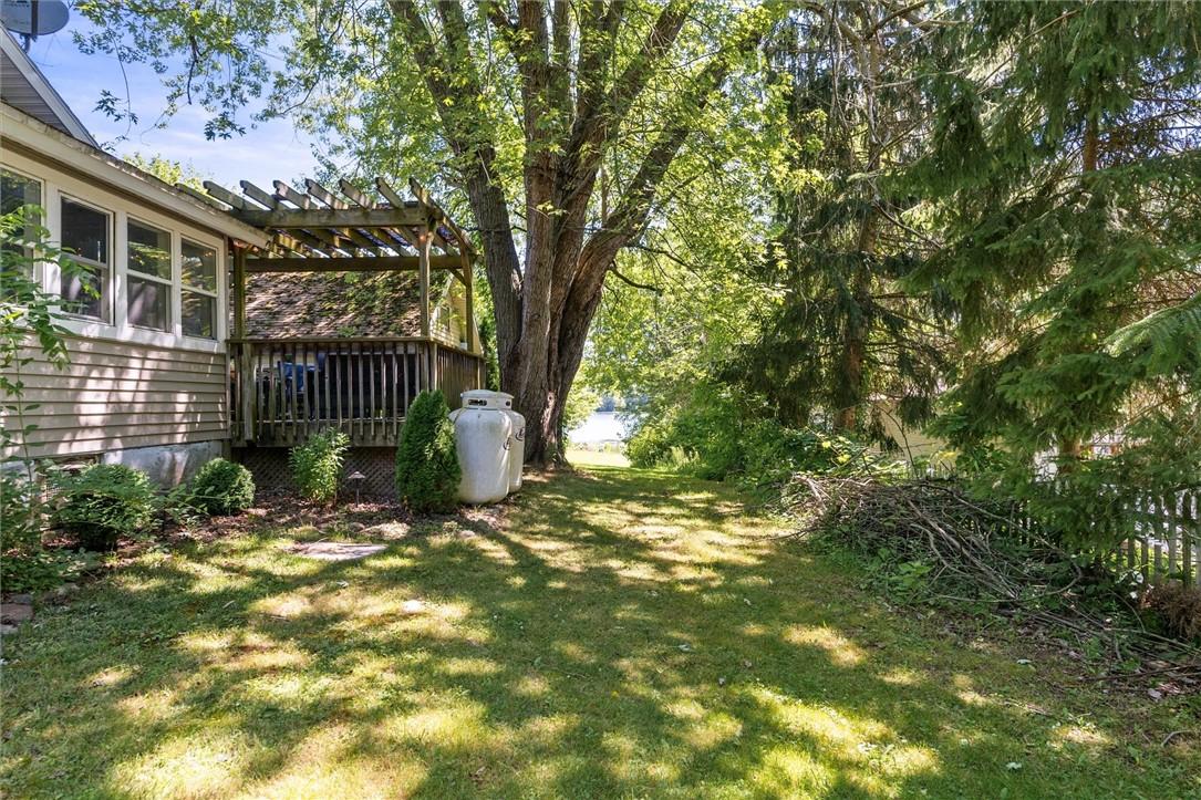 Image 2: RIGHT OF WAY TO THE BAY AND YOUR OWN DOCK!