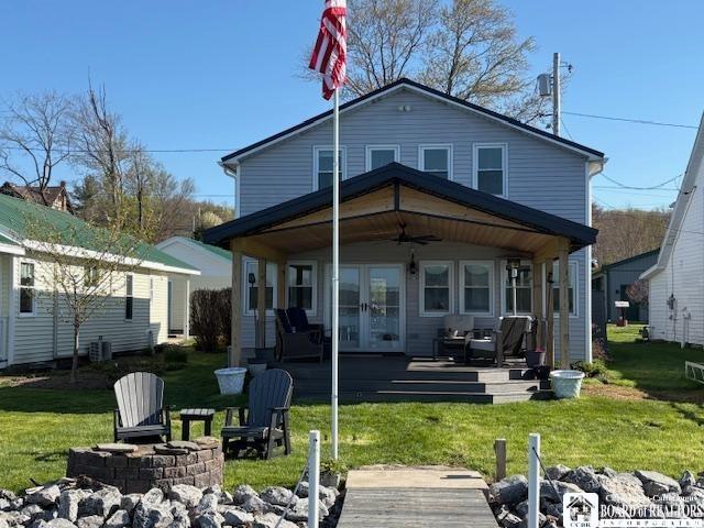 Image 3: Lake side covered deck
18x18