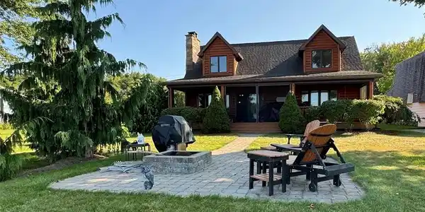 5532 Wells Bay Lakefront