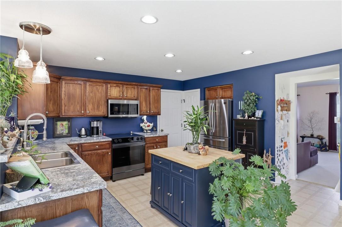Image 3: Kitchen