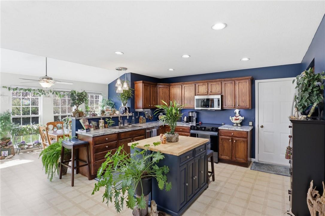 Image 4: Kitchen