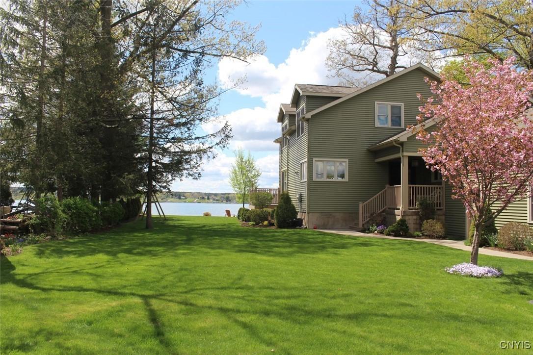Image 4: See the lake and the cheery blossom