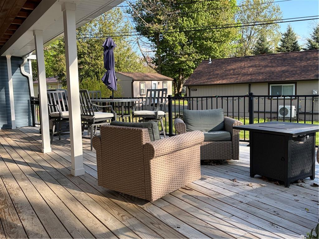 Image 4: deck furnishings included except for table & chair