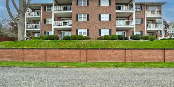 6 W Terrace Avenue