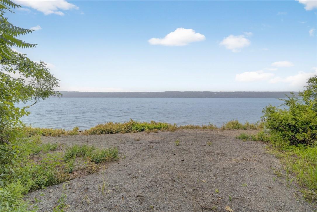 Image 3: Level lake frontage