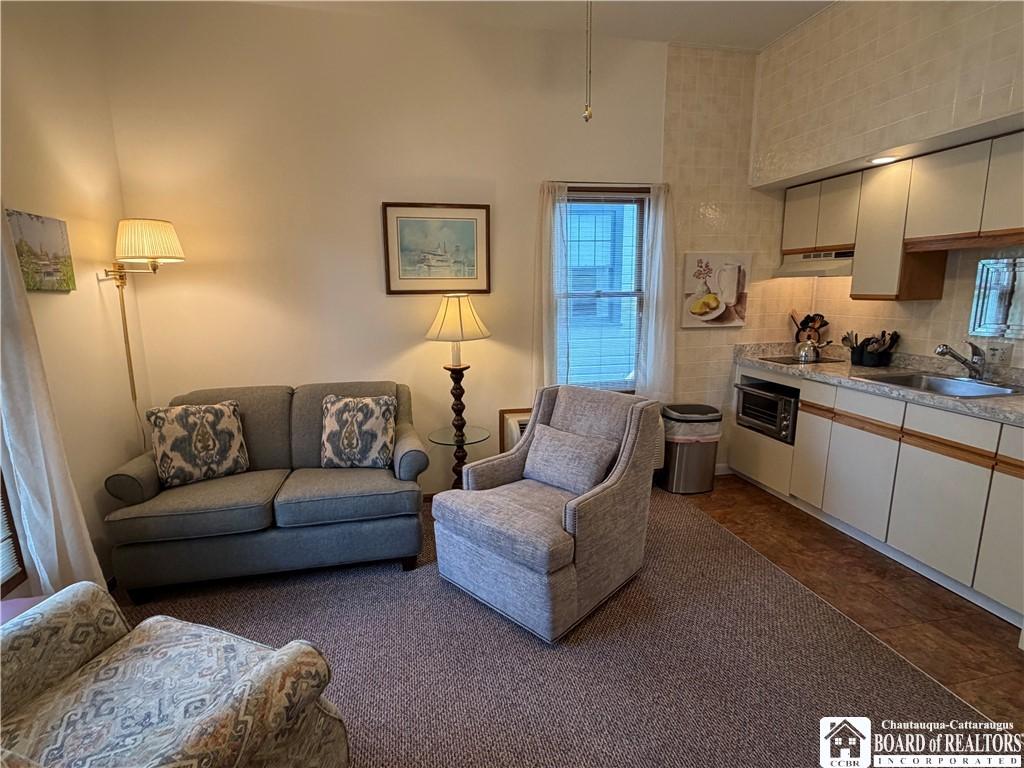 Image 2: Relax in your comfortable living room with taller